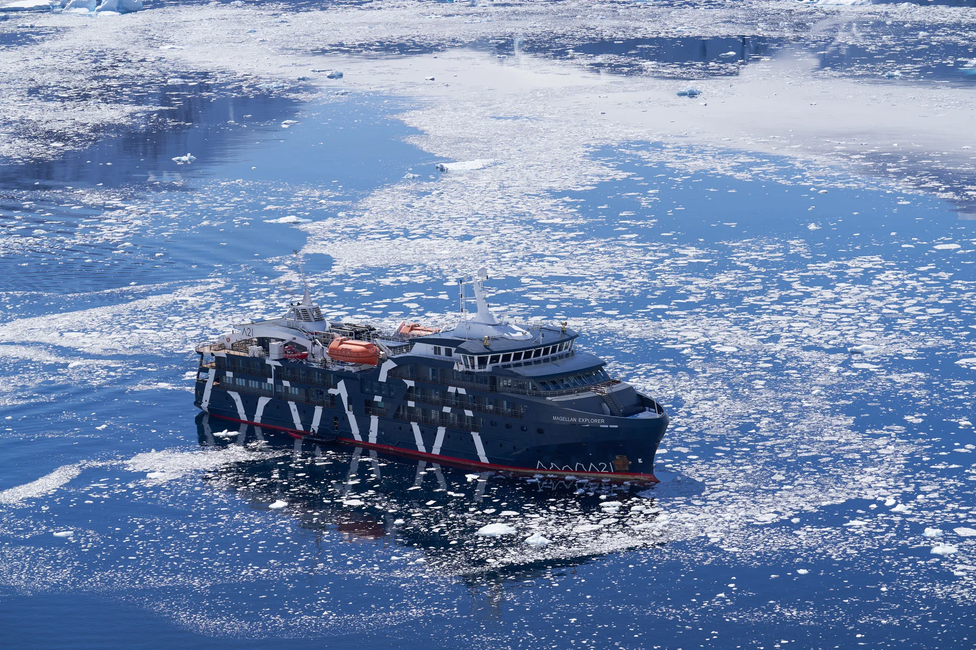 Magellan Explorer entre os gelos da Península