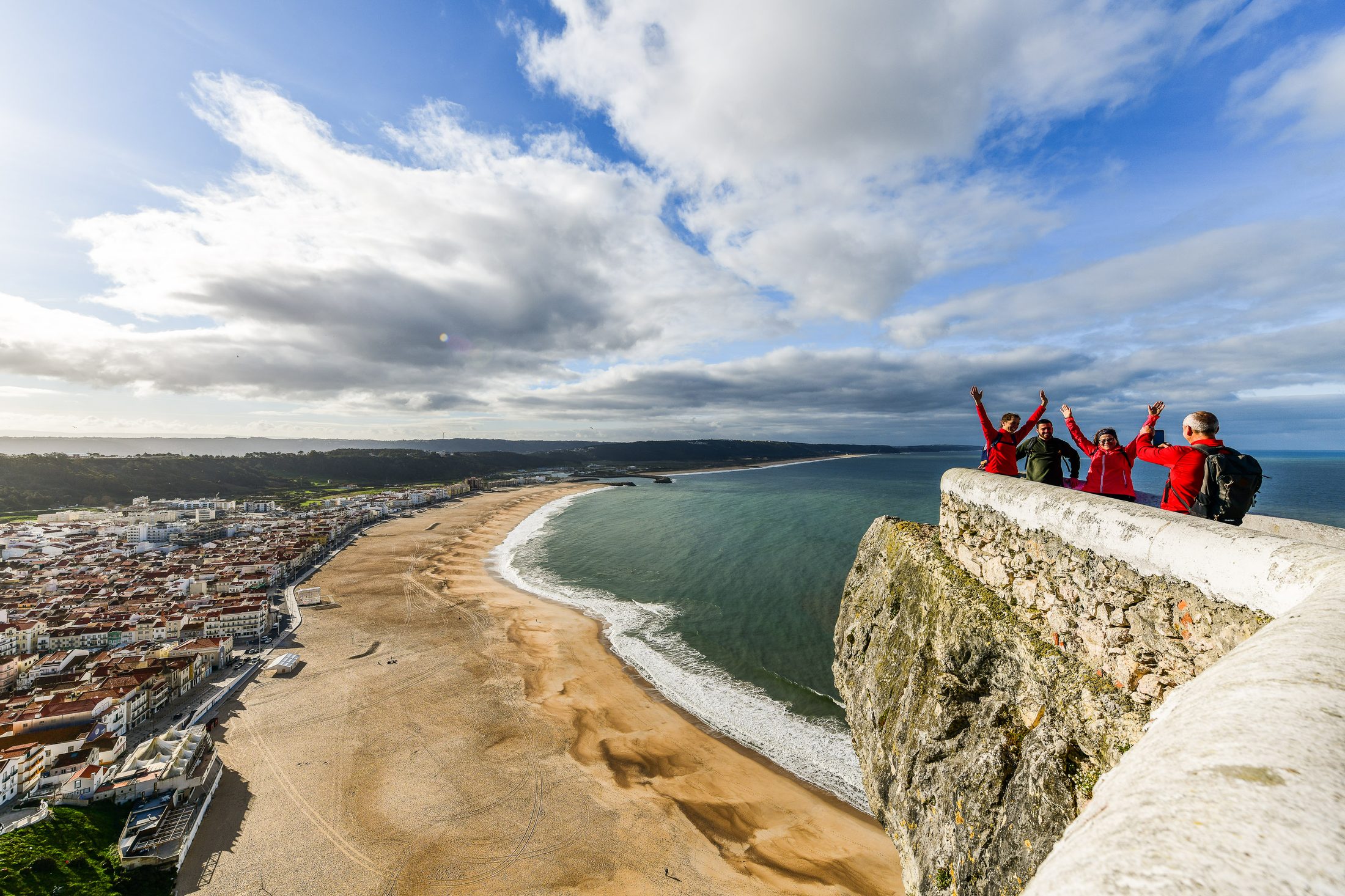 A baía e o areal de Nazaré vistos do alto da falésia